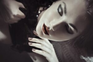 デパートの化粧品カウンターで無料サンプルをもらう方法は？